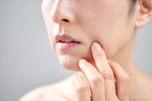 ファンデの「くるくる塗り」とは？コンシーラー不要でシミも毛穴もカバーする方法