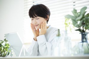 目の下のたるみを自然にカバー！メイクで若見え