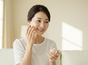 ファンデの「くるくる塗り」とは?コンシーラー不要でシミも毛穴もカバーする方法