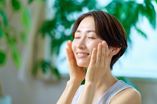 50代に化粧下地は必要？老け見え・乾燥の原因とマイナス10歳肌を叶える選び方